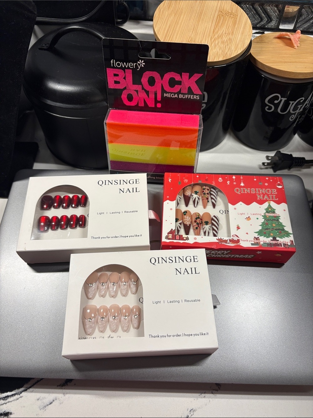 Qi Women Press-On Nails Assorted Red, Nude, White, Black